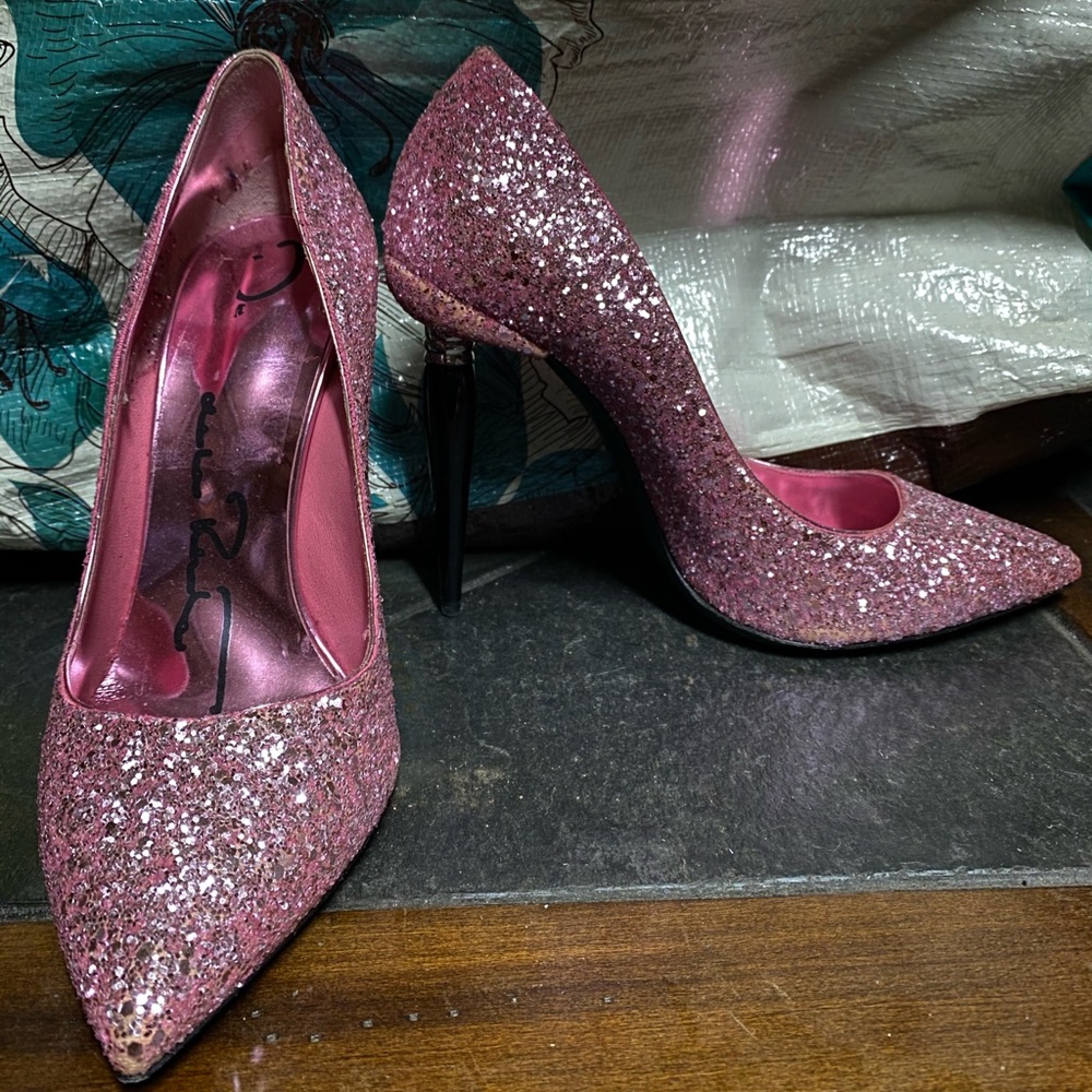 Authentic Spring 2018 Oscar de la Renta pumps Small for me. I am all true size 9